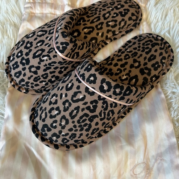 VICTORIA’S  SECRET comtfy slippers for women’s - Picture 4 of 5